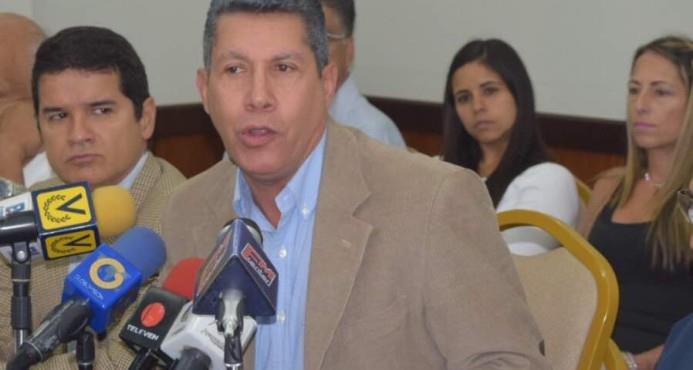 Opositor venezolano rompe con coalición y será candidato