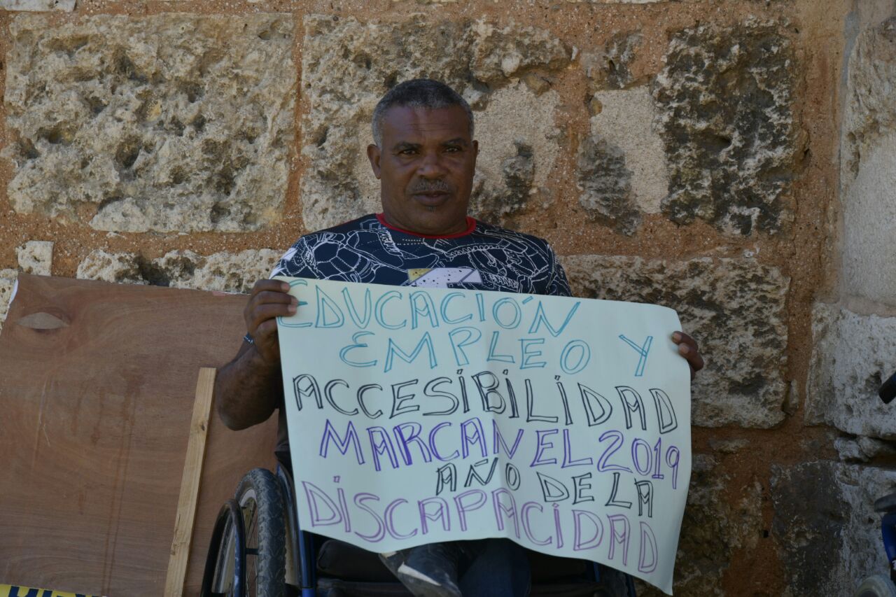 Vista de las personas con discapacidad que se reunireron en la Puerta de la Misericordia.