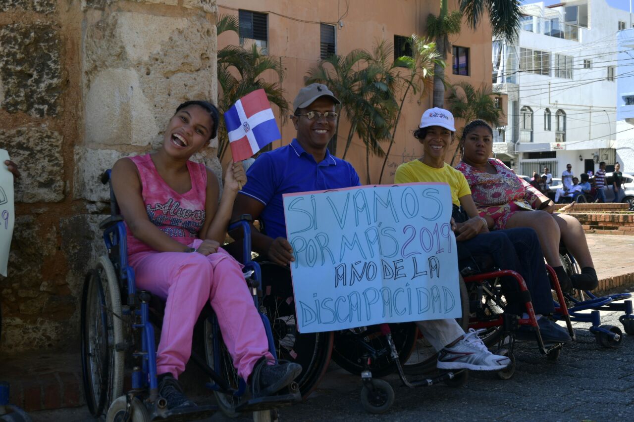 Vista de las personas con discapacidad que se reunireron en la Puerta de la Misericordia.