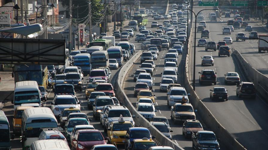 El presidente anuncia parqueos y terminales para solucionar caos del transporte