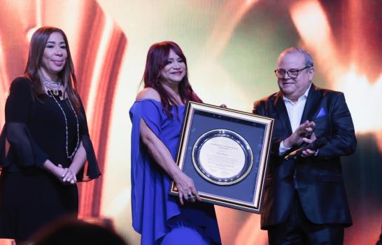 Acroarte reconoció artistas y trayectoria de periodistas en Gala al Mérito