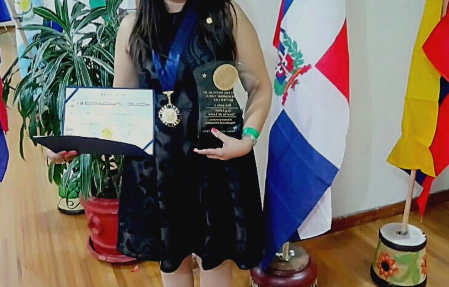 Odontóloga dominicana recibe galardón internacional