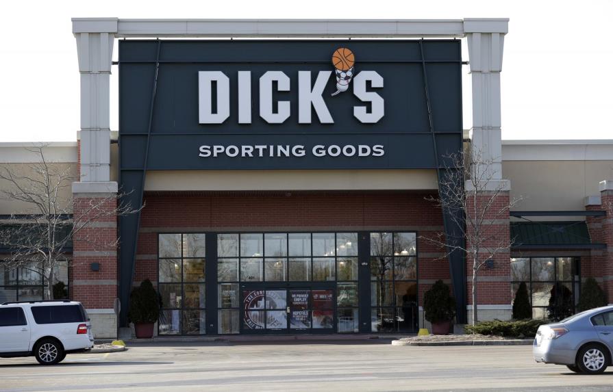 Tienda de armas Dick’s suspende venta de fusiles automáticos en EE.UU.