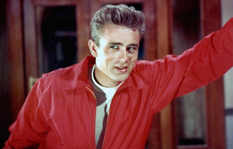 Subastan chaqueta roja que James Dean vestía en película “Rebelde sin causa”