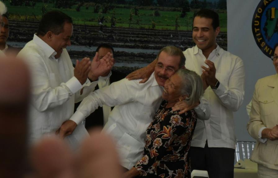 Presidente Medina entrega 1,281 títulos definitivos a productores de Quijá Quieta, Peravia