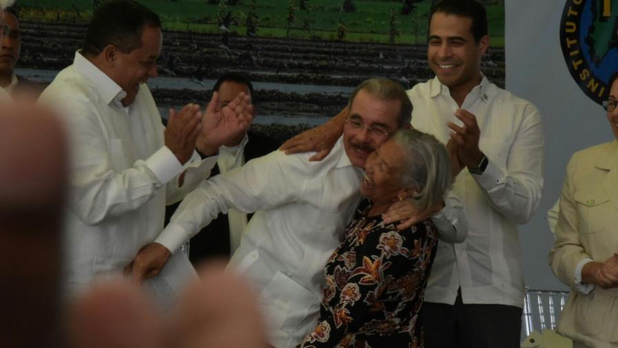 Presidente Medina entrega 1,281 títulos definitivos a productores de Quijá Quieta, Peravia Presidente Medina entrega 1,281 títulos definitivos a productores de Quijá Quieta, Peravia