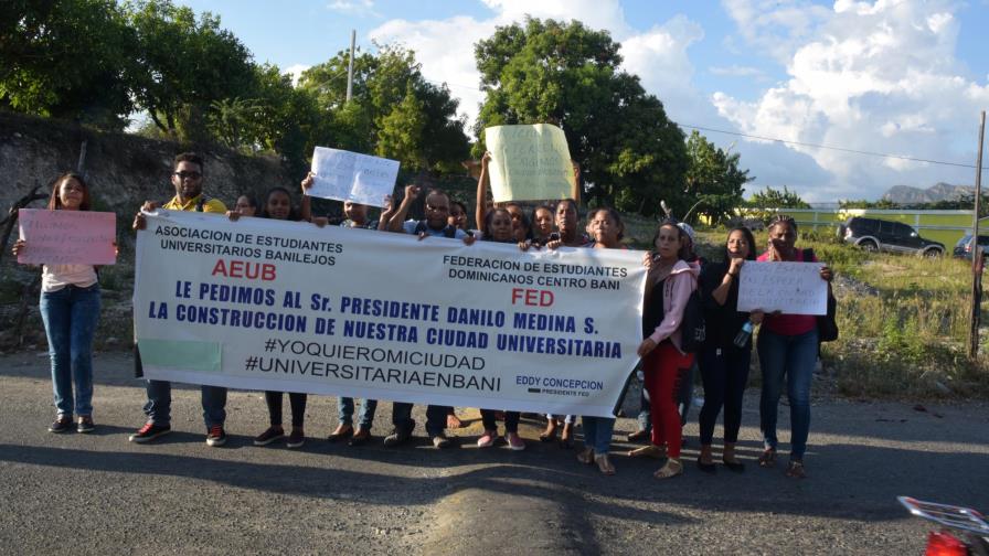 Estudiantes piden al presidente Medina la construcción de una extensión de la UASD en Peravia Estudiantes piden al presidente Medina la construcción de una extensión de la UASD en Peravia