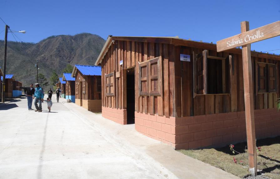 Medio Ambiente entrega 51 casas a agricultores Valle Nuevo