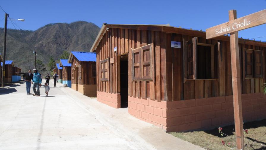 Medio Ambiente entrega 51 casas a agricultores Valle Nuevo Medio Ambiente entrega 51 casas a agricultores Valle Nuevo