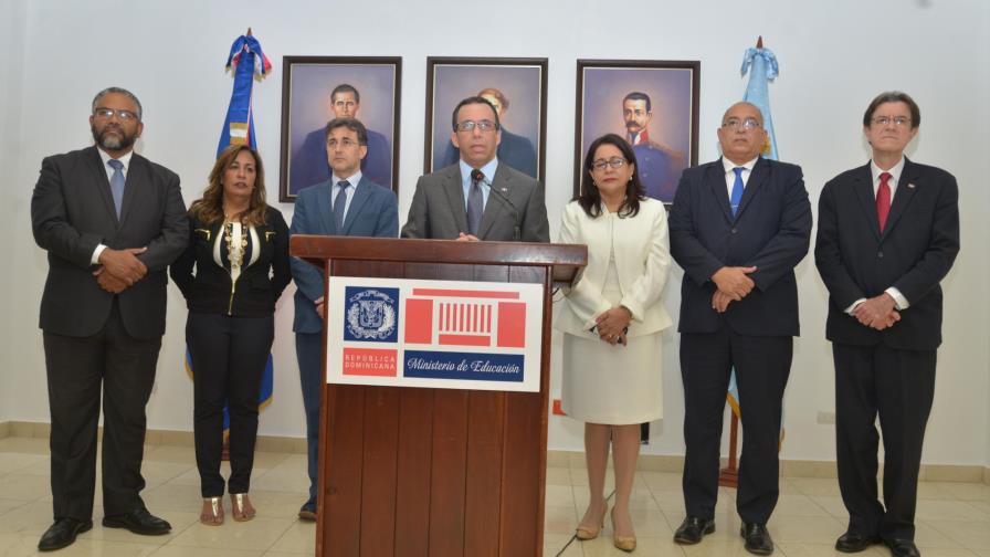 Ministro de Educación designa directores de las 18 regionales 