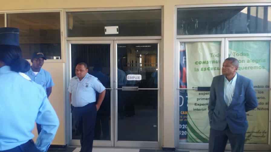 Cancelado director se atrinchera y no acepta destitución en regional Este de Educación