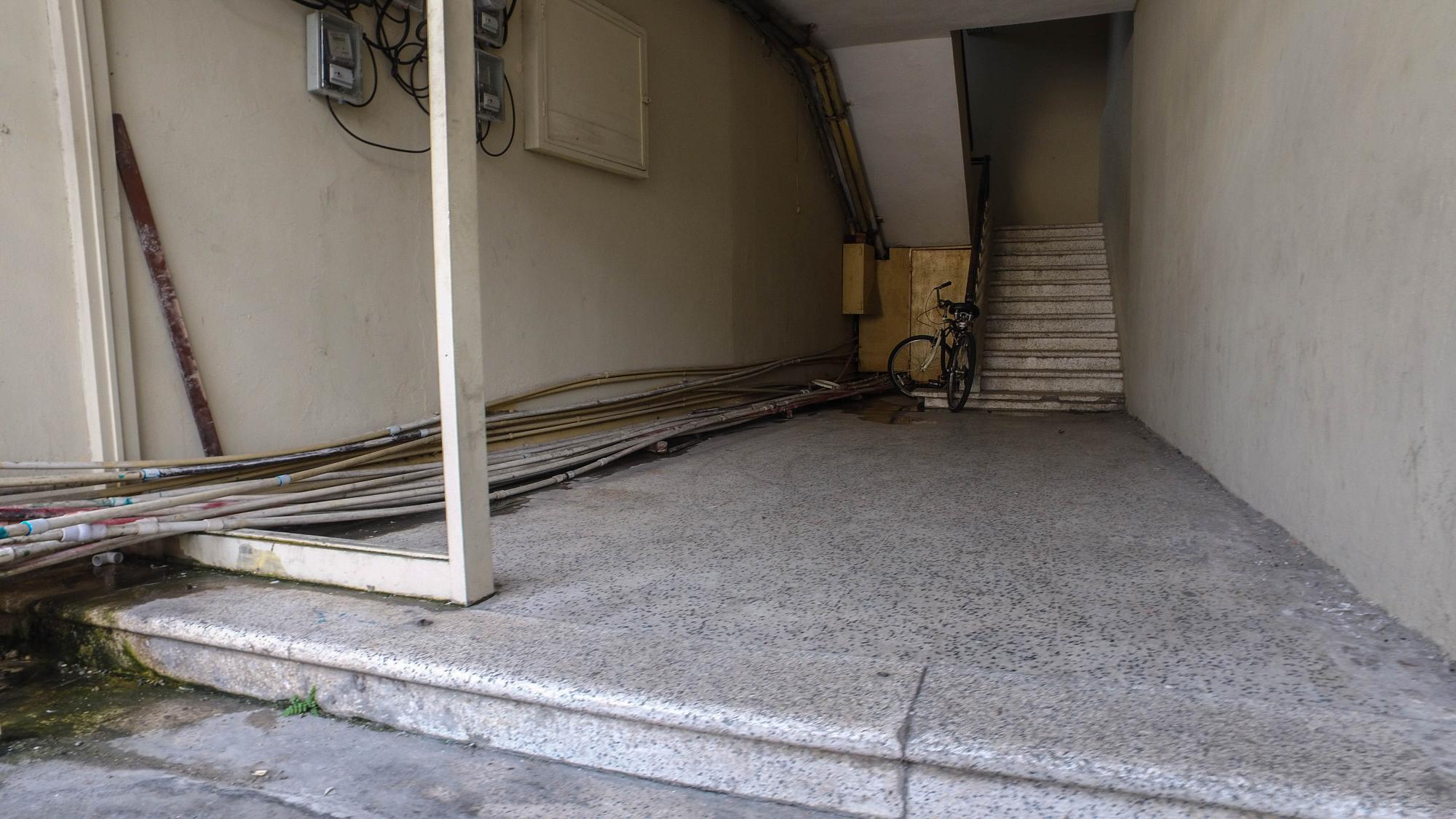 Zaguán con tubos de agua expuestos.