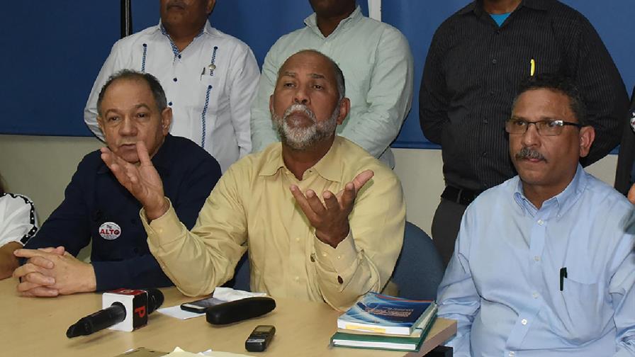 Directores regionales sustituidos por Educación se niegan a dejar cargos Directores regionales sustituidos por Educación se niegan a dejar cargos