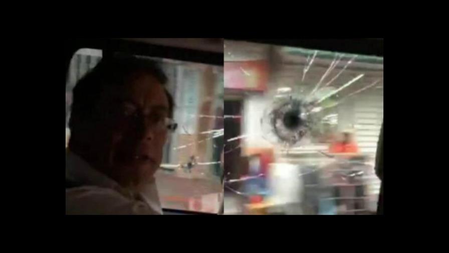 Ataque a vehículo de candidato presidencial Petro causa revuelo en Colombia