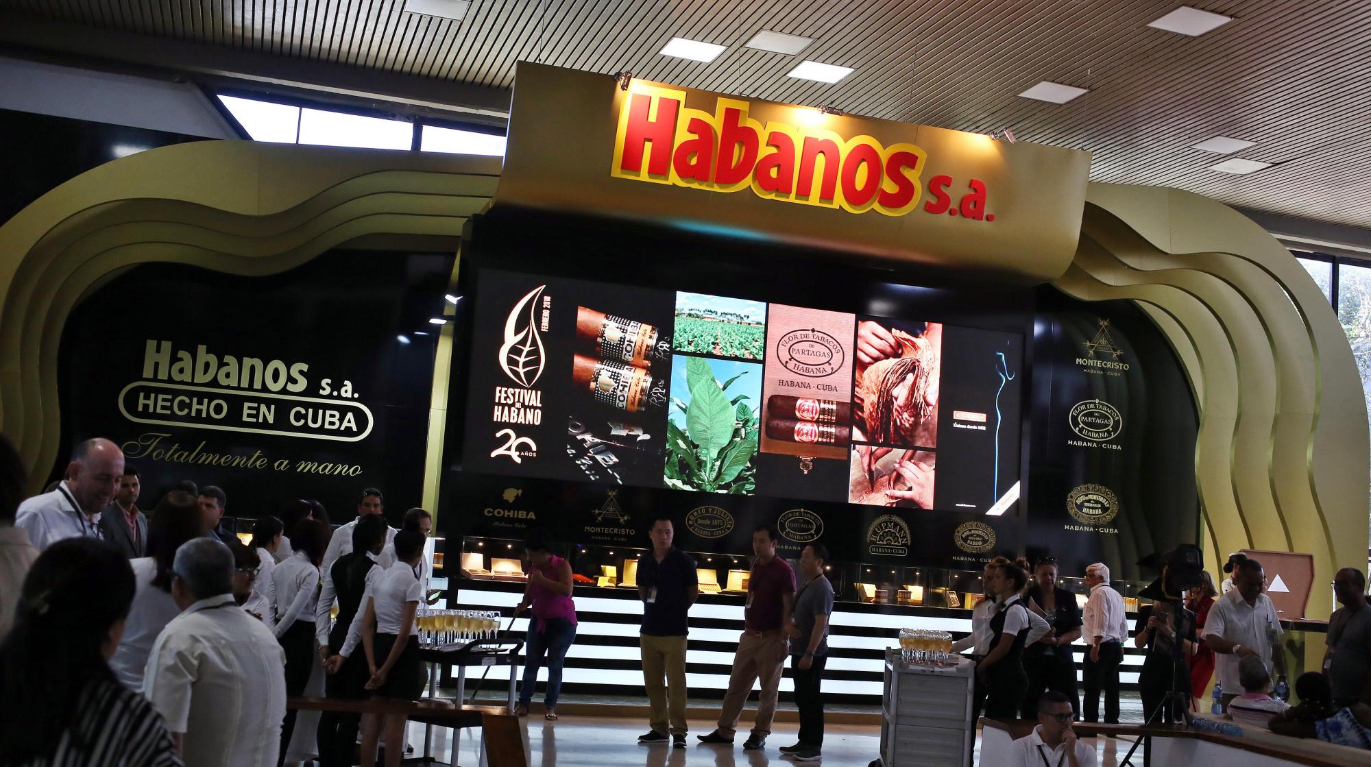 Varias personas visitan la inauguración del XX Festival del Habano. 