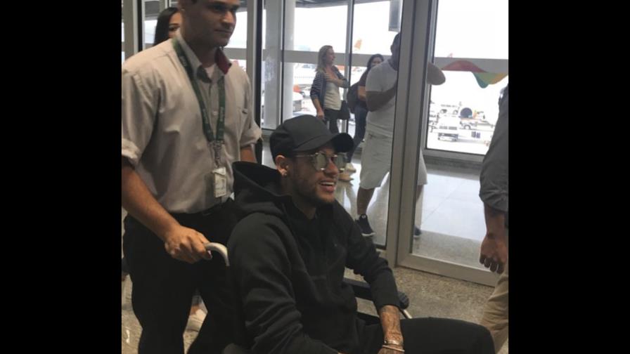 Neymar es operado el pie derecho