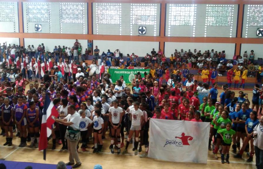 Voleibol en Calero con 42 clubes; reconocen a José Ramón Peralta