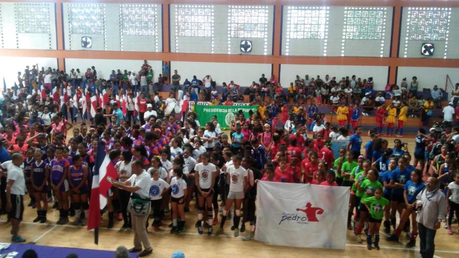 Voleibol en Calero con 42 clubes; reconocen a José Ramón Peralta