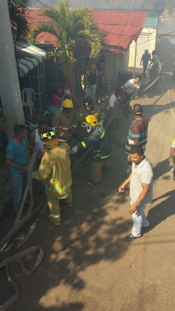 Incendio destruyó al menos 10 casas en sector de Santiago
