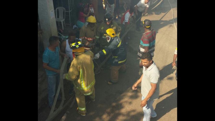 Incendio destruyó al menos 10 casas en sector de Santiago