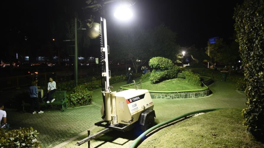 Instalan luces provisionales en el parque “Zooberto” tras denuncia