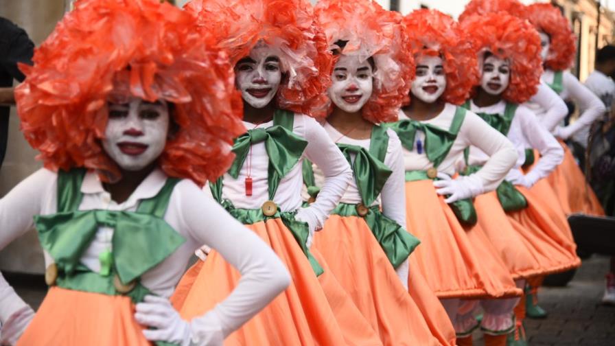 Vistosas y coloridas comparsas en el carnaval infantil 