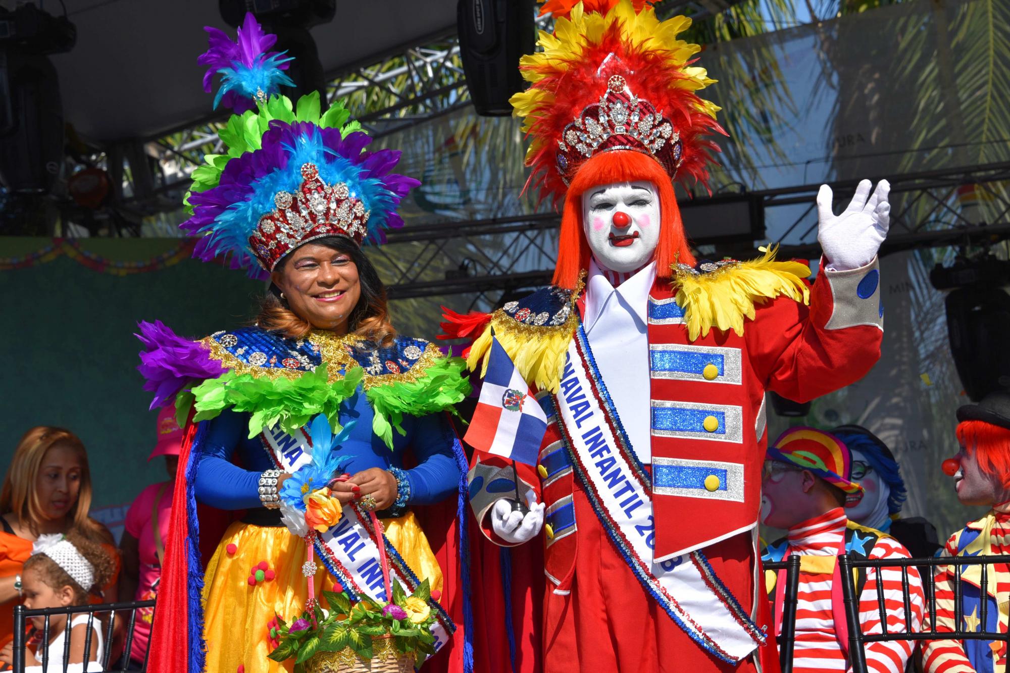 Vista de los reyes del carnaval infantil: el payaso Chocolin (Héctor Emilio Batista) y la Tía Yoselin (Yoselin Díaz).