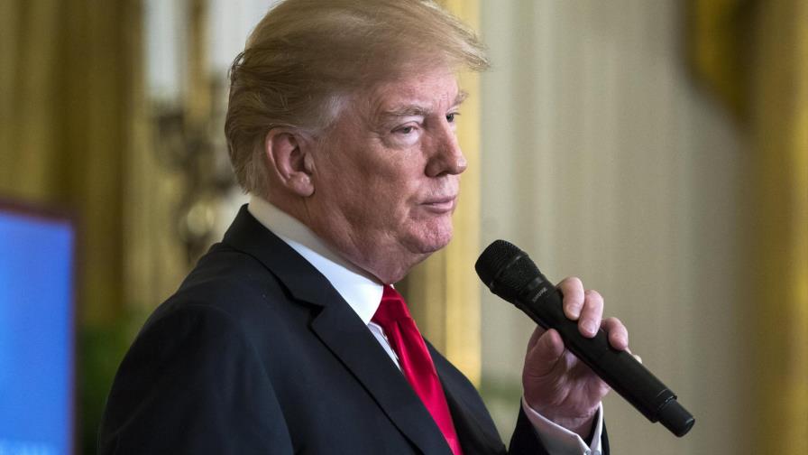 Trump firma una breve tregua con la prensa y acude a una gala de periodistas