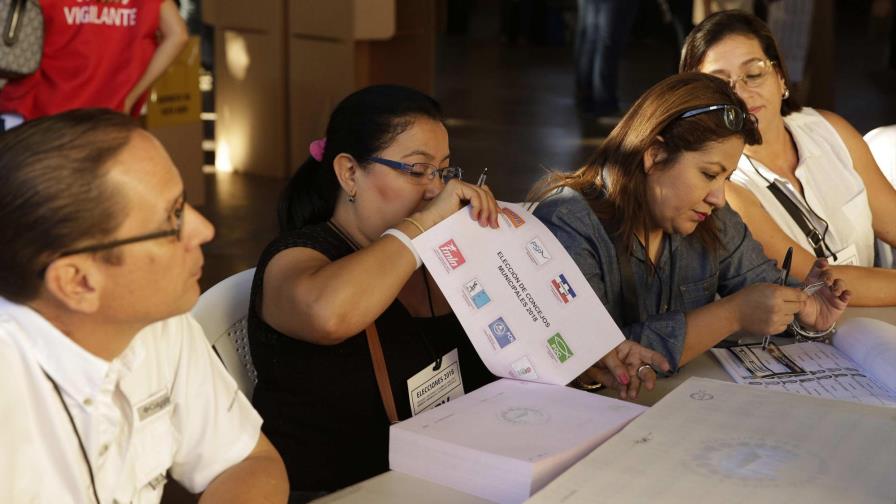 Oposición salvadoreña denuncia fallos en elecciones y pedirá abrir las urnas Oposición salvadoreña denuncia fallos en elecciones y pedirá abrir las urnas