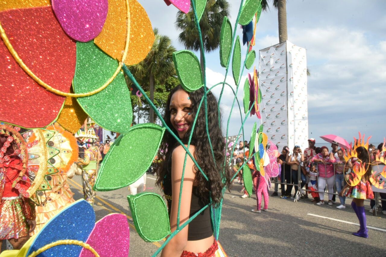 Una comparsa desfila este domingo 4 de marzo por el Malecón de Santo Domingo durante el cierre nacional del Carnaval de este 2018.
