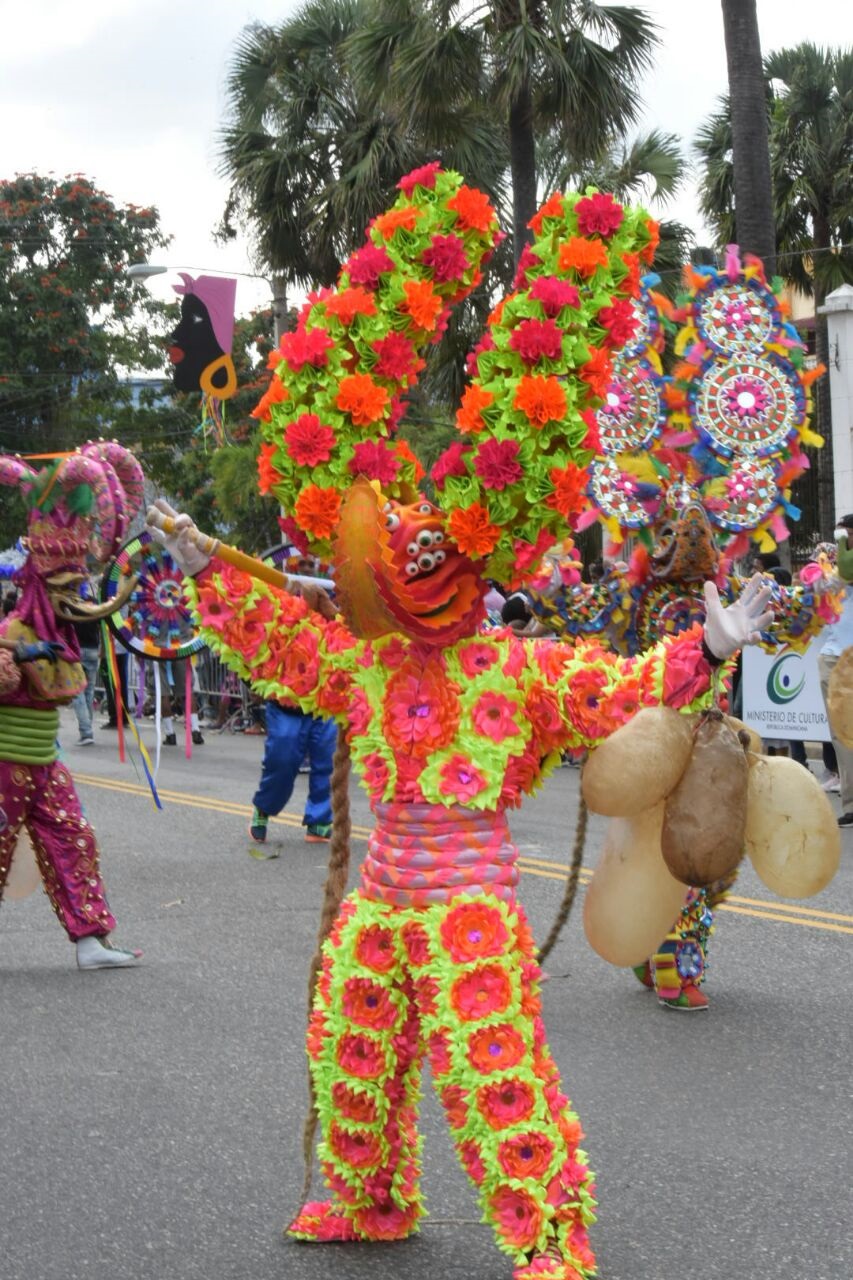 Un diablo cojuelo desfila durante el cierre del Carnaval en el Malecón de Santo Domingo.