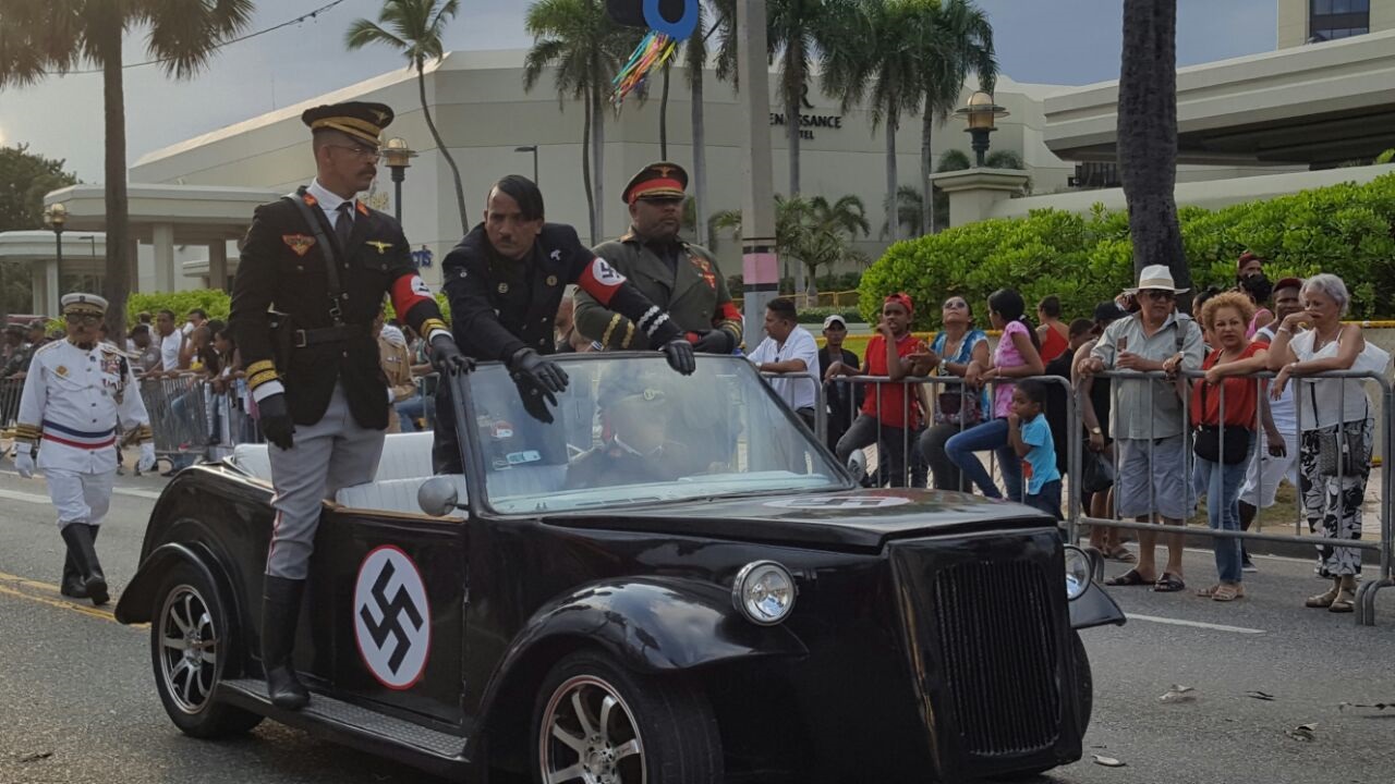 La popular carroza de “Adolf Hitler y los Nazis” fue vista este domingo 4 de marzo de 2018 como en años anteriores en el Malecón de Santo Domingo durante el Desfile Nacional.