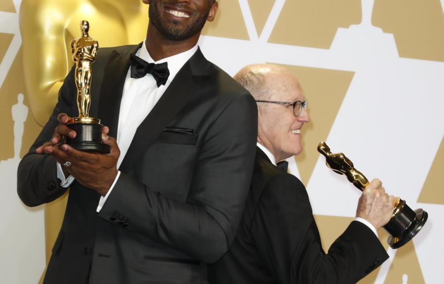 Kobe Bryant se luce con un trofeo en los premios Óscar