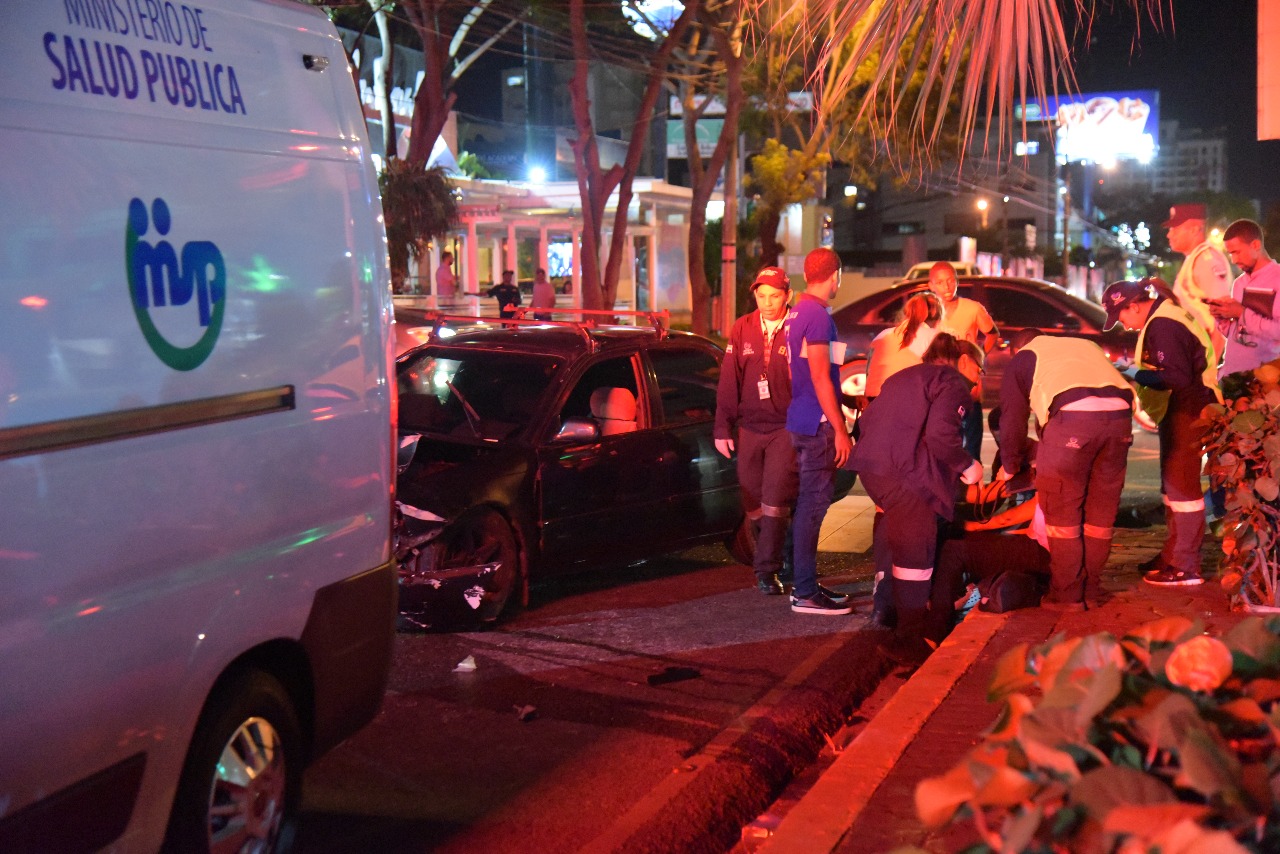 Unidad del 911 se presentó a auxiliar a los afectados. 