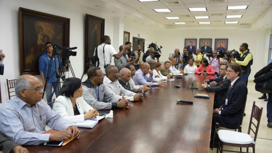 La ADP se encuentra reunida con el ministro de Educación; Hidalgo no asiste