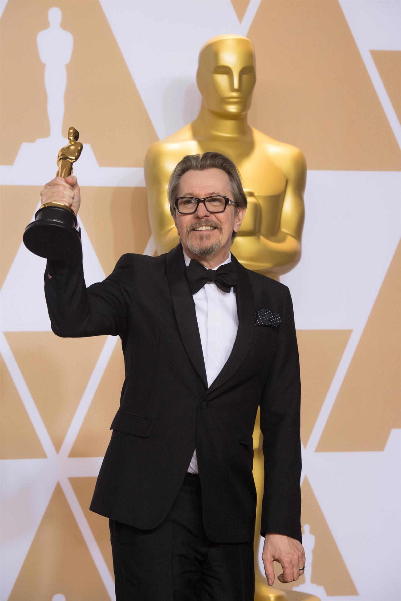 Gary Oldman, ganador del Oscar como Mejor Actor por ‘Darkest Hour’:A mi me encantaría agradecerle a mi madre que tiene mas años que el Oscar. Va a cumplir unos jóvenes 99 años.