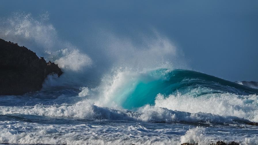 Prohíben uso de playas y deportes acuáticos por fuertes oleajes 