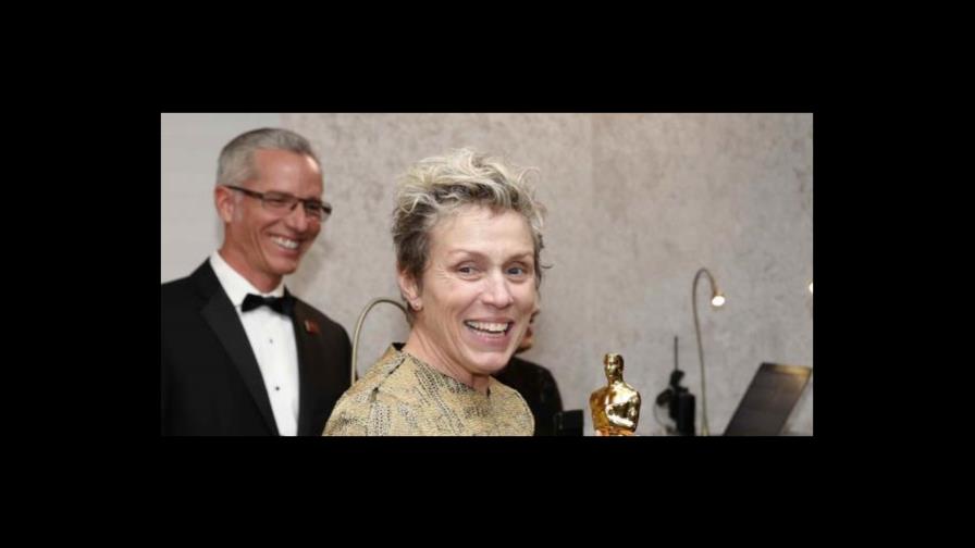 Detienen a hombre que robó el Óscar a McDormand y recuperan la estatuilla 
