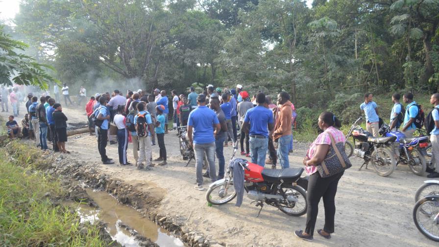 Protestan en Sierra Prieta por reconstrucción de carretera 