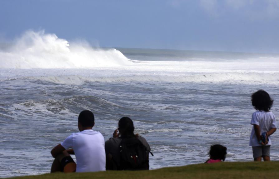 Cerrarán 24 escuelas debido al fuerte oleaje en la costa norte de Puerto Rico