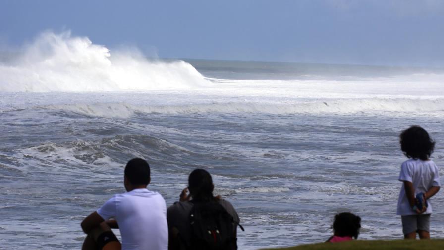 Cerrarán 24 escuelas debido al fuerte oleaje en la costa norte de Puerto Rico
