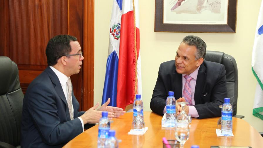 Ministro de Educación visita a Ramón Ventura Camejo en el MAP