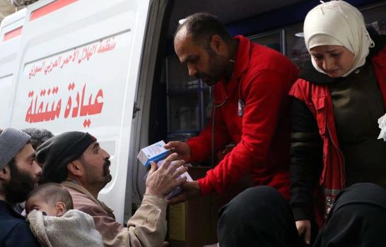 El primer convoy humanitario desde inicio de ofensiva entre en Guta Oriental, Siria