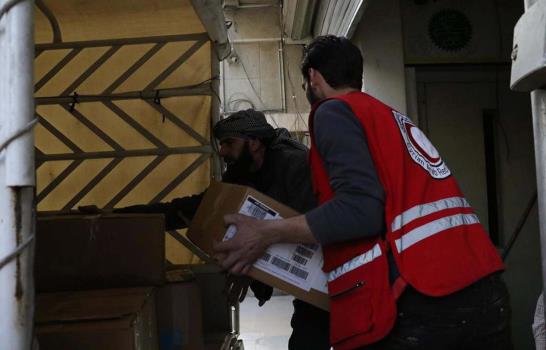 El primer convoy humanitario desde inicio de ofensiva entre en Guta Oriental, Siria