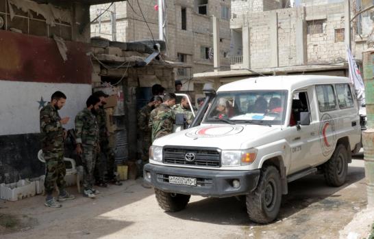 El primer convoy humanitario desde inicio de ofensiva entre en Guta Oriental, Siria