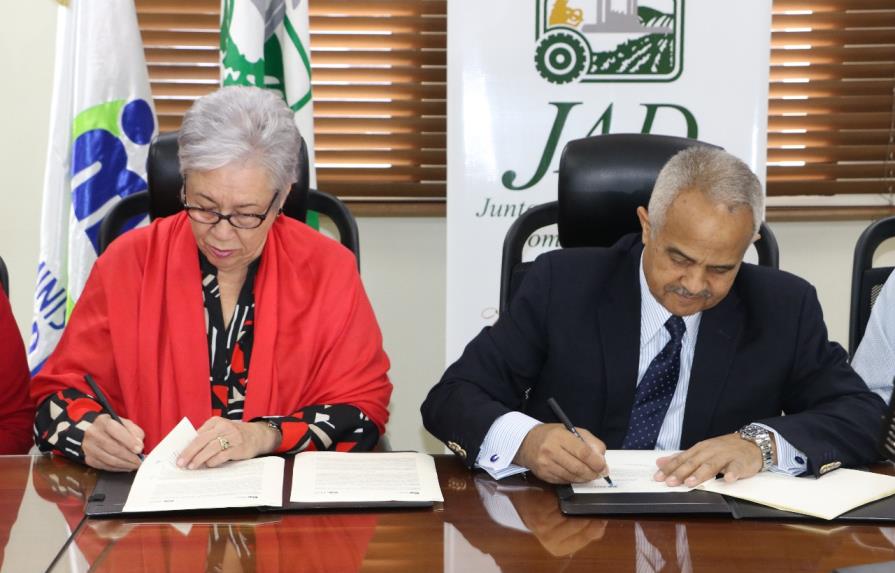JAD y Salud Pública firman acuerdo que facilitará servicios de registro sanitario