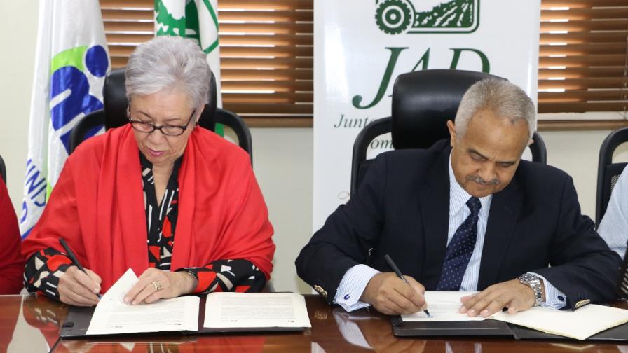 JAD y Salud Pública firman acuerdo que facilitará servicios de registro sanitario