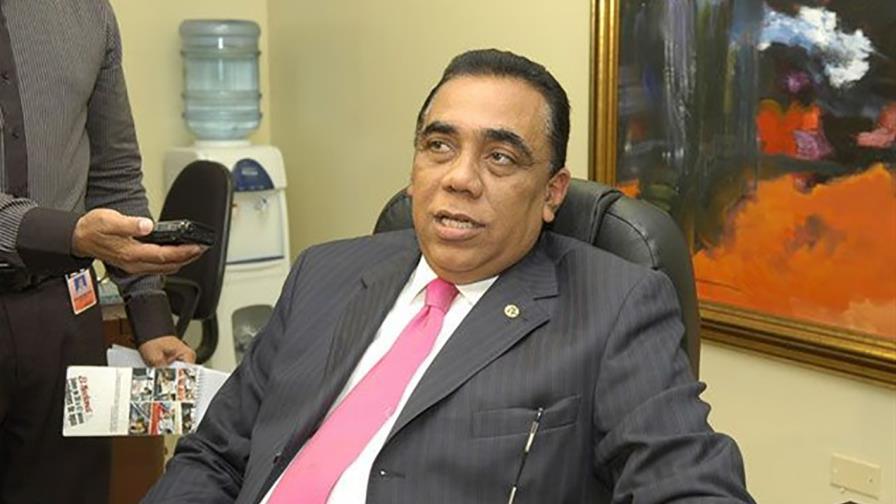 Henry Mejía sale de cuidados intensivos, pero sigue recuperación en la clínica