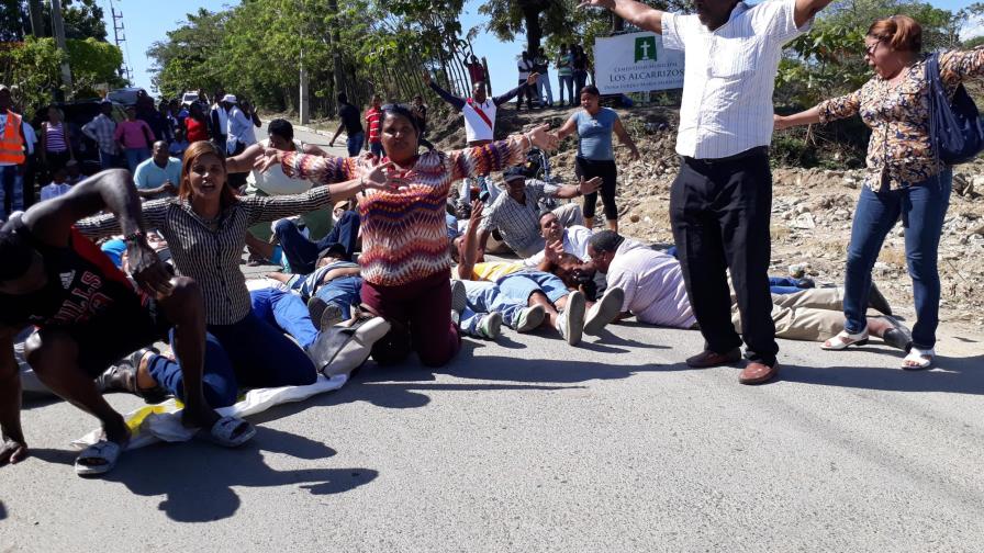 Comunidad desoye pedido de fiscal de parar sepulturas en Los Alcarrizos