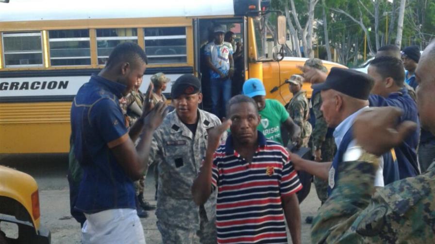 Más de 7 mil extranjeros de 12 países fueron deportados y no admitidos por Migración. 
SANTO DOMINGO. La Dirección General de Migración (DGM) informó que fueron repatriados y no admitidos 7 mil 598 extranjeros procedentes de 12 países durante el mes de febrero. 
De los 7 mil 598 extranjeros, 3 mil 140 no fueron admitidos al intentar ingresar al país por vía aérea, marítima y terrestre, de acuerdo a un informe estadístico de la DGM, que registra también la deportación de 4 mil 458 ciudadanos de distintas nacionalidades. 
De acuerdo al reporte de la institución, los extranjeros repatriados eran provenientes de Afganistán, Albania, China, Colombia, Cuba, Gran Bretaña, Haití, Honduras, Nigeria, Puerto Rico, Turquía y Venezuela.  
La mayoría de los extranjeros deportados que tenían estatus migratorio irregular, fueron detenidos durante decenas de operaciones de interdicción migratoria realizadas durante las últimas semanas en diferentes provincias del país, por disposición del Director General de la institución, T